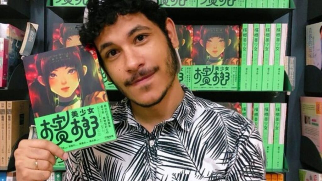 O autor Lucas Paixão ao lado de sua obra, A Garota da Noz