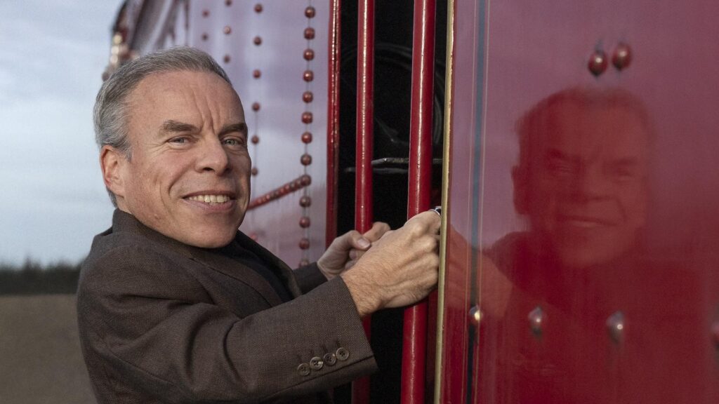 Warwick Davis celebra retorno como Flitwick na nova série de Harry Potter