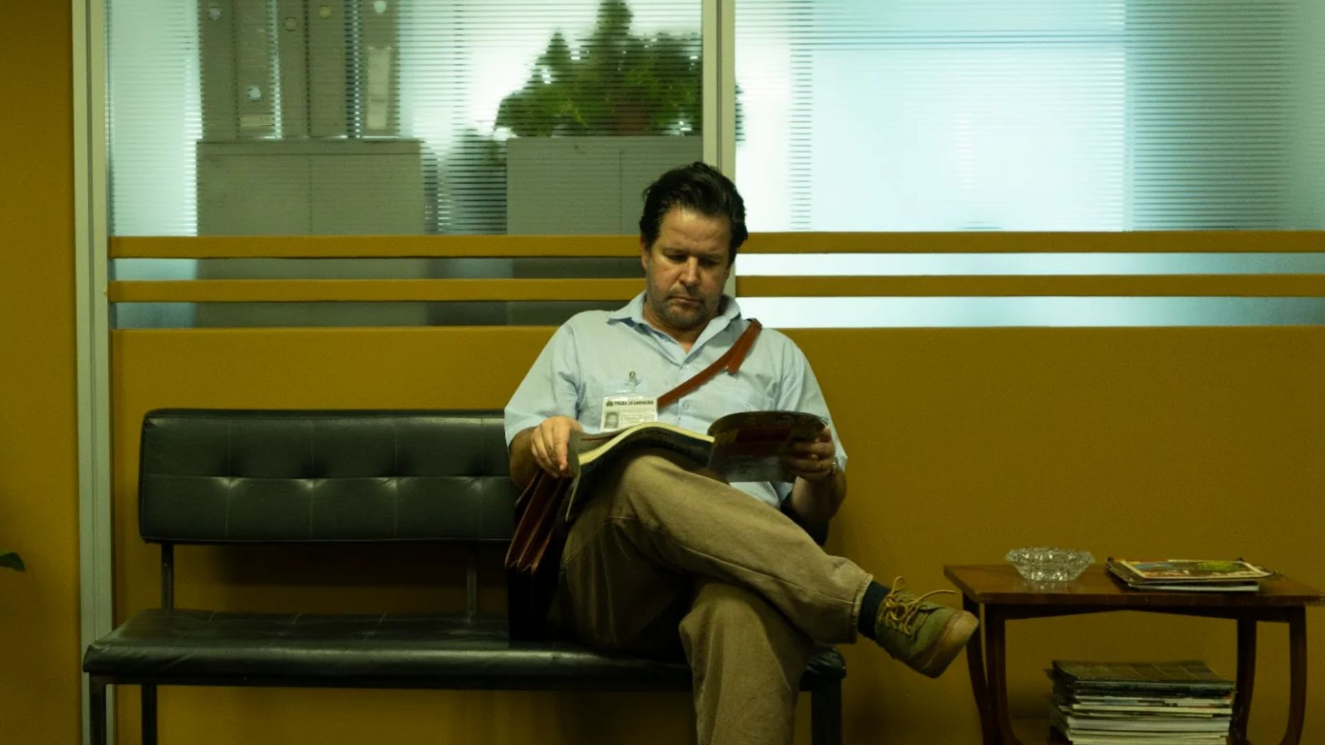 Murilo Benício como o jornalista Paulo, lendo uma revista em Assalto à Brasileira